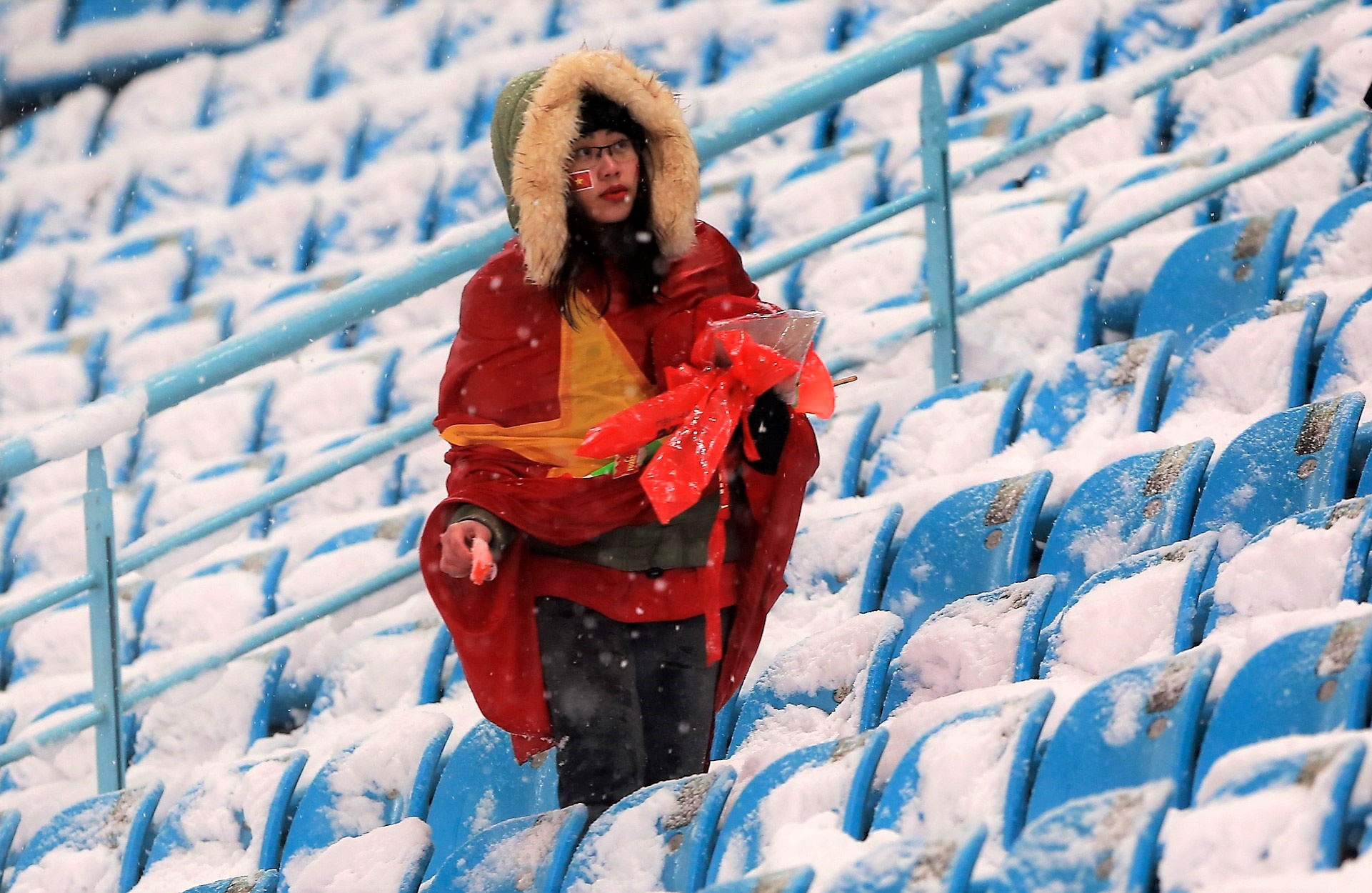 CĐV Việt Nam nán lại dọn rác ảnh 1 CDV Viet Nam nan lai don rac anh 1