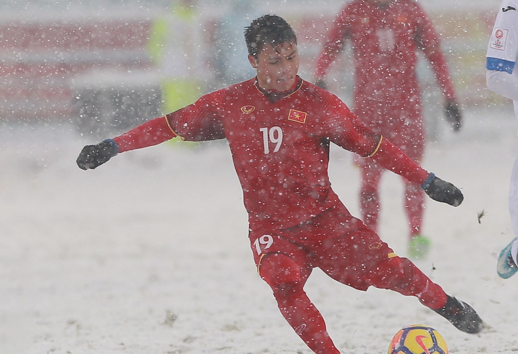 Dong doi ho nhau gat tuyet de Quang Hai sut phat dang cap hinh anh