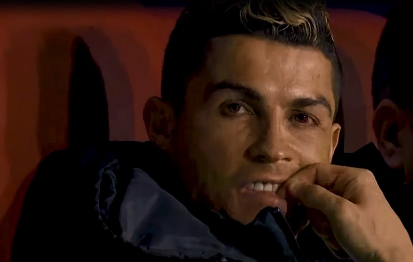 Bi thay ra, Ronaldo to thai do buc doc voi camera truyen hinh hinh anh