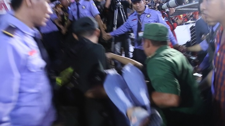 Co dong vien ngat trong gala vinh danh U23 Viet Nam hinh anh