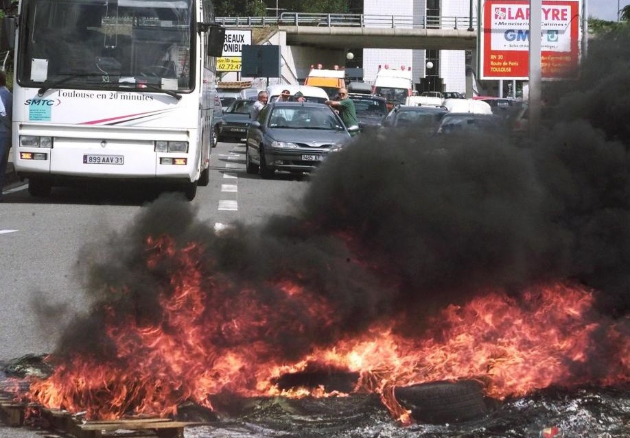 Tran dau cua PSG co nguy co tam hoan vi nong dan bieu tinh hinh anh