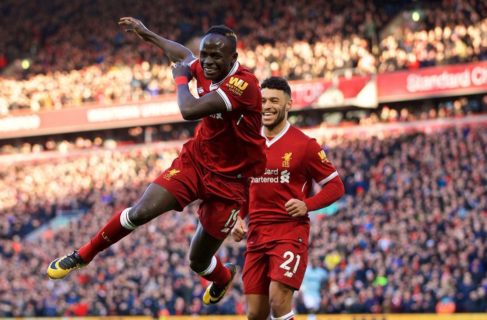 Liverpool thang tung bung de soan ngoi nhi bang cua MU hinh anh