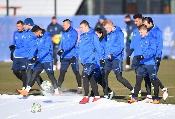 The thao chau Au hung chiu anh huong anh 11