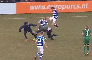 CDV Go Ahead Eagles lao vao san tan cong doi khach hinh anh