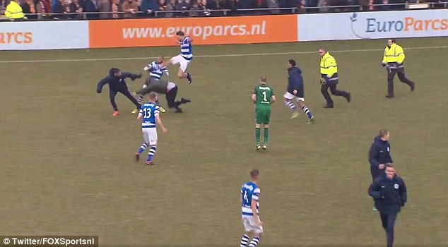 Fan cuồng lao vào sân đấm đá ảnh 1 Fan cuong lao vao san dam da anh 1