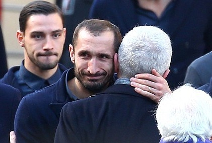 Hang nghin fan va cac sao Serie A tien dua cau thu xau so hinh anh