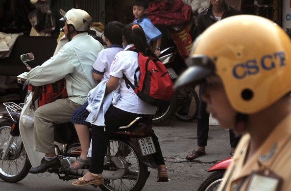 Phu huynh cho con dau tran truoc mat canh sat giao thong hinh anh