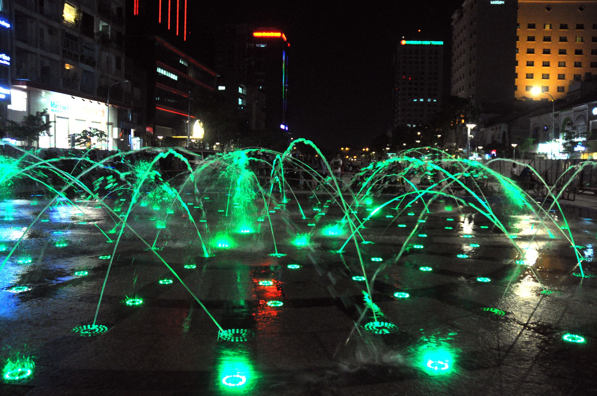 Nhac nuoc nhieu mau sac giua dem o pho di bo Sai Gon hinh anh