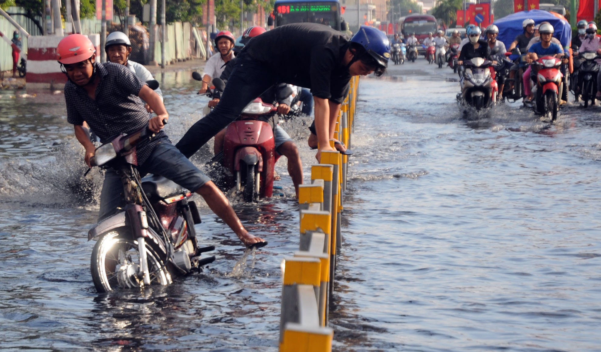 Nguoi Sai Gon bi bom loi nuoc sau con mua lon hinh anh