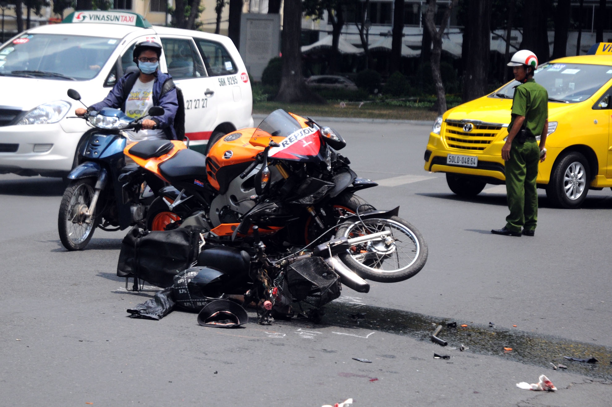 Moto phan khoi lon tong gay xe may giua Sai Gon hinh anh