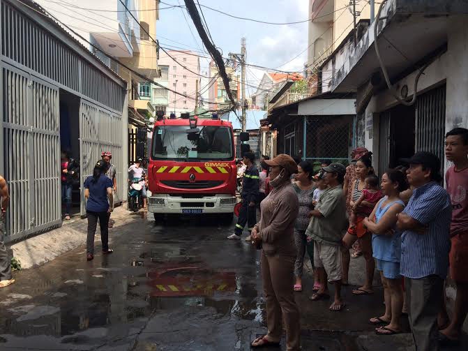 Be gai 8 tuoi thoat chet vi tron trong nha ve sinh hinh anh