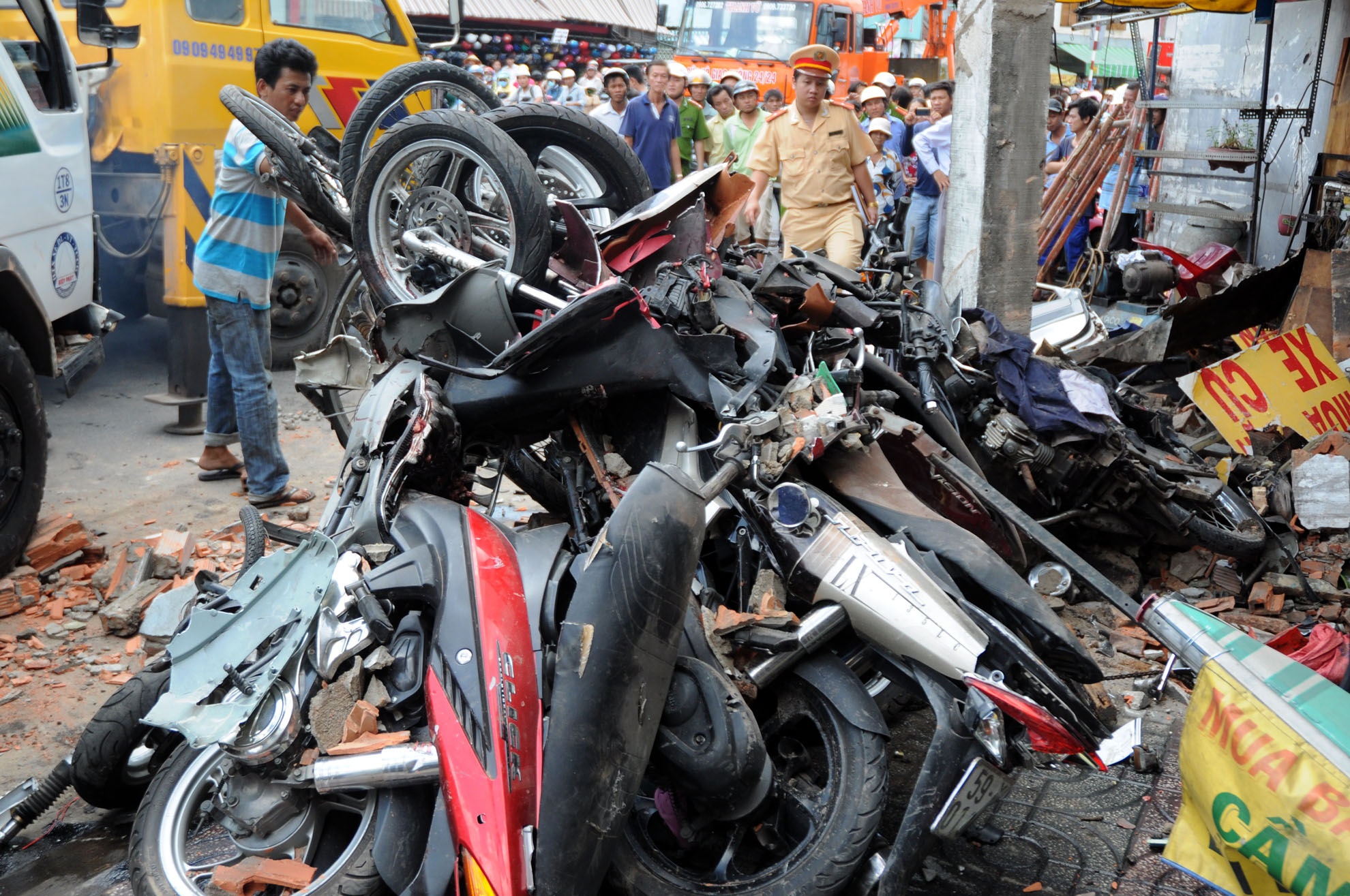 Hang chuc xe may dat tien gay nat duoi banh xe ben hinh anh