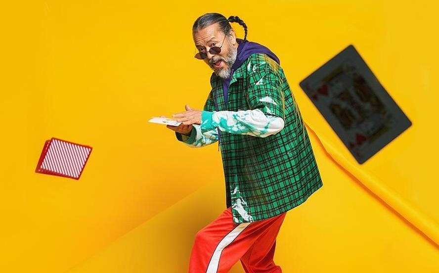 Nguoi mau nam 65 tuoi 'pha dao' lang thoi trang Han Quoc hinh anh