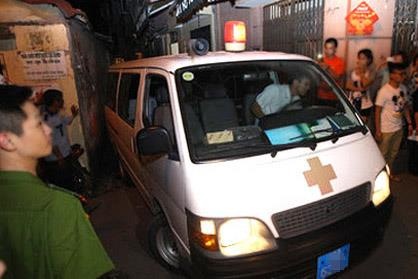 Xe cho dat lam sap nha, 2 me con tu vong hinh anh