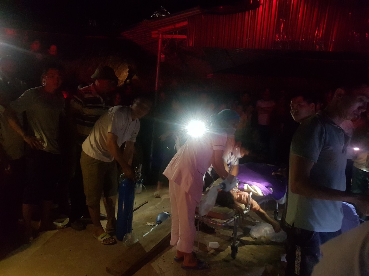 Xe chở đất làm sập nhà khiến 2 mẹ con tử vong ảnh 1 Xe cho dat lam sap nha khien 2 me con tu vong anh 1