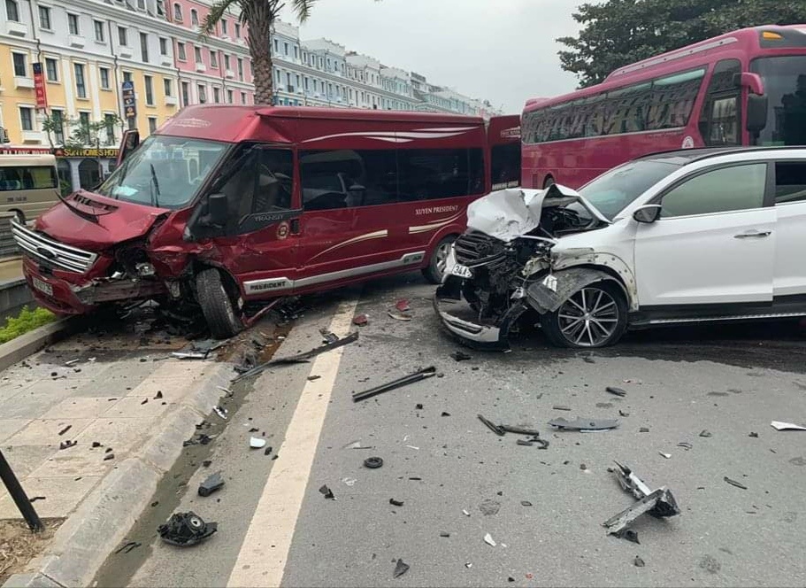 Oto chay lan lan gay tai nan lien hoan tai khu du lich Bai Chay hinh anh