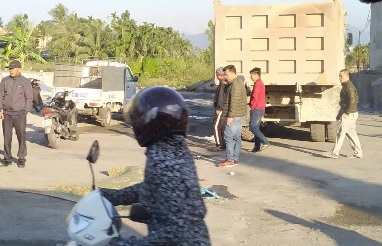 Nguoi phu nu chet tham duoi banh xe tai hinh anh