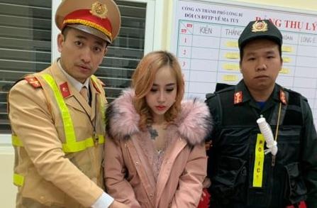 Co gai giau ma tuy sau op lung dien thoai hinh anh