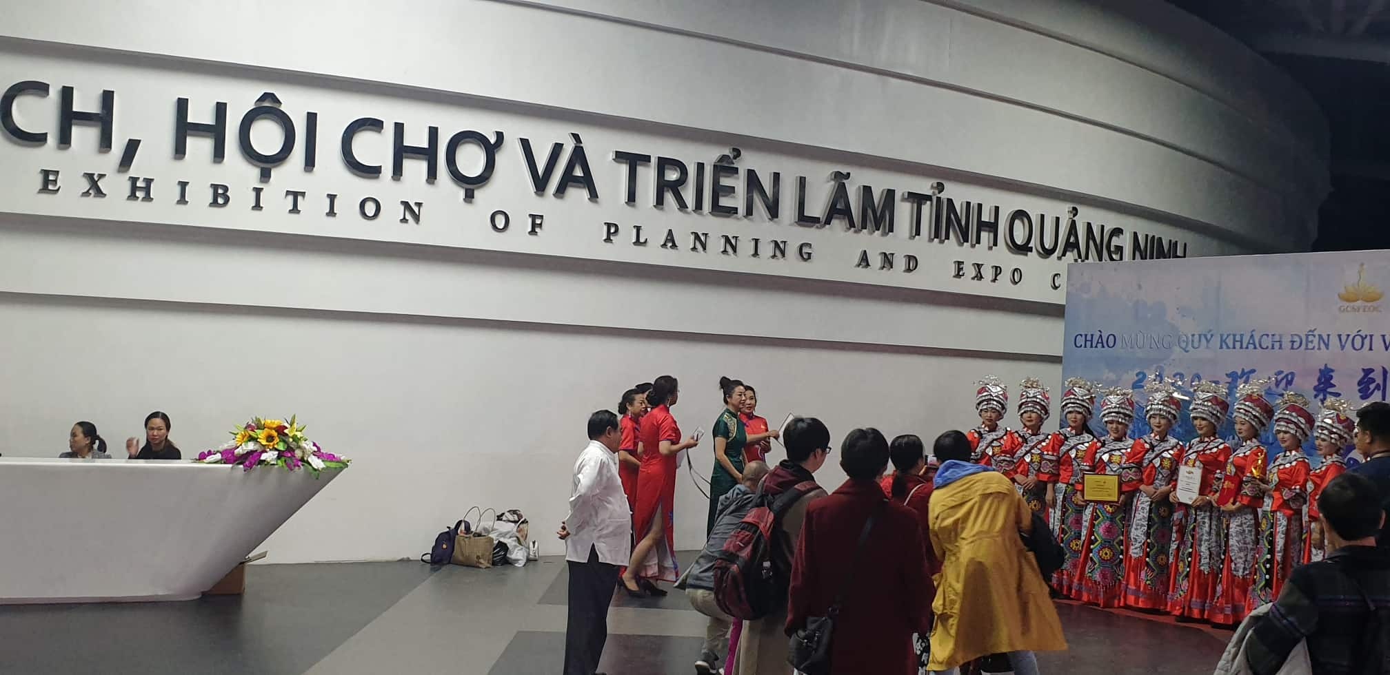 Dung hoat dong bieu dien gan 600 khach Trung Quoc tai Ha Long anh 2