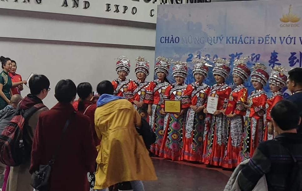 Dung hoat dong bieu dien gan 600 khach Trung Quoc tai Ha Long hinh anh