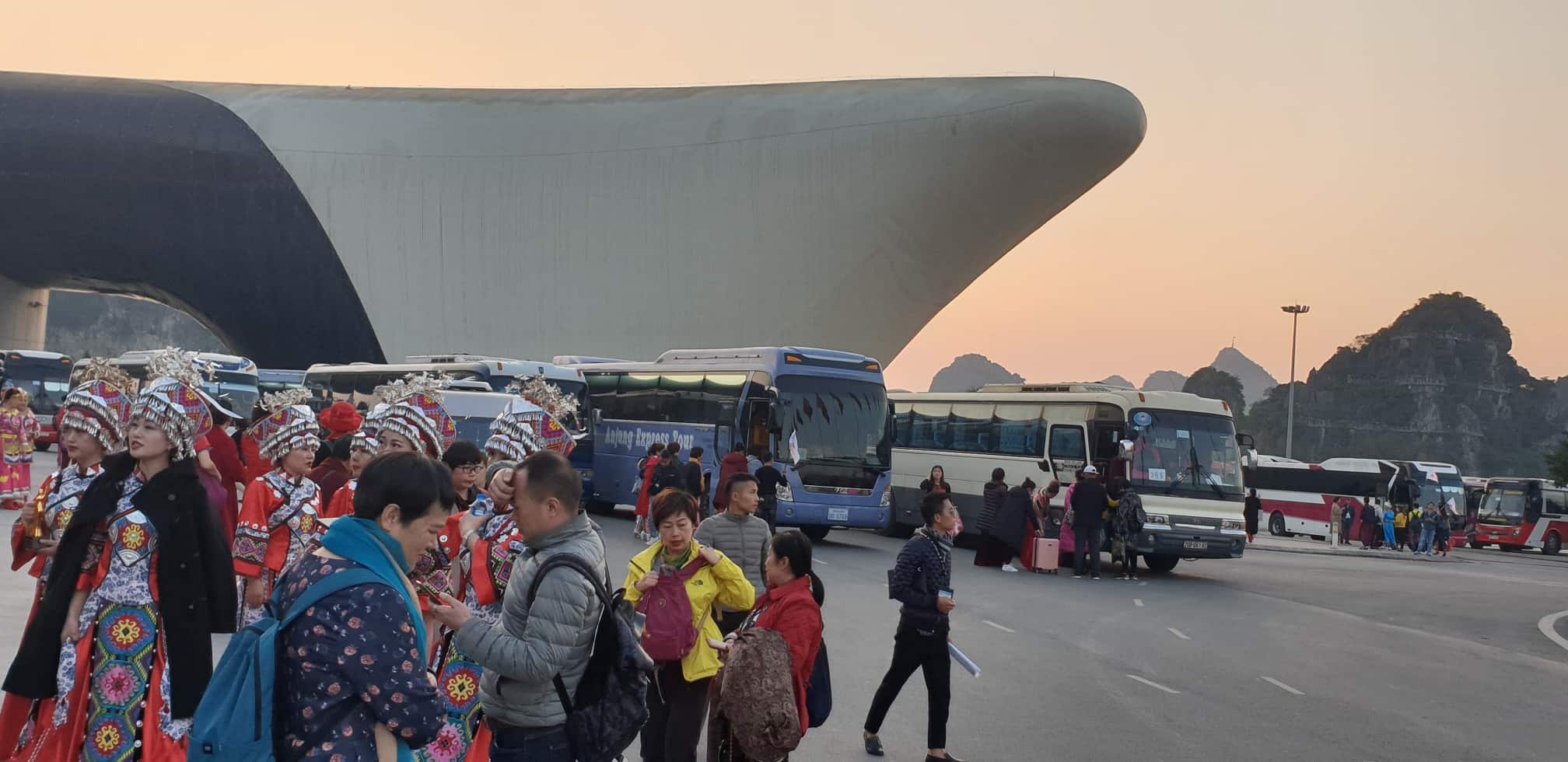 Dung hoat dong bieu dien gan 600 khach Trung Quoc tai Ha Long anh 1