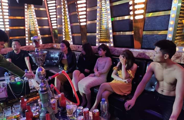 29 thanh nien to chuc “bay” trong quan karaoke gan bien gioi anh 1