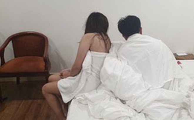 Ba chu karaoke dieu gai ban dam cho khach tai quan hinh anh