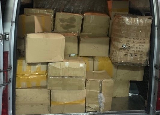 Van chuyen hon 1 tan noi tang lon khong giay to ra bien gioi anh 1