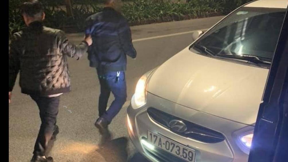 Va cham giao thong, tai xe xe khach bi danh bat tinh hinh anh