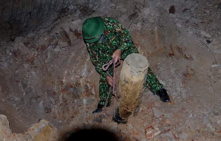 Qua bom nang hon 200 kg nam duoi long dat hinh anh