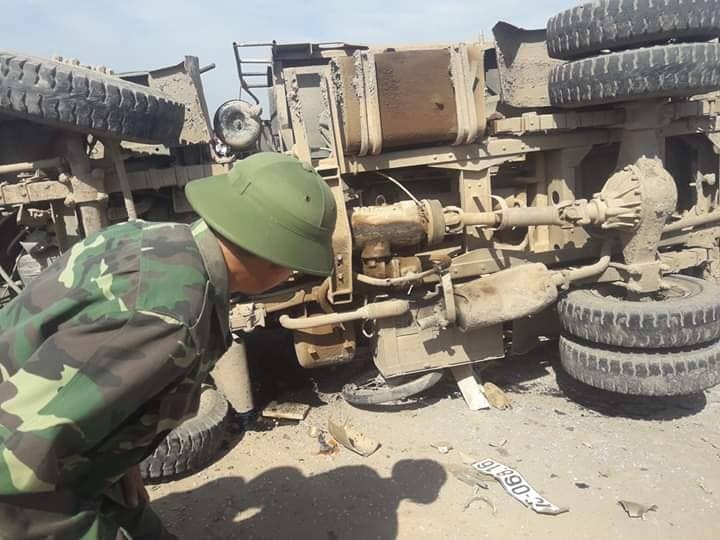 Lat xe cho bun dat, nu sinh di xe may bi vui lap hinh anh