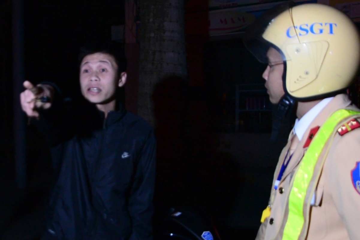 Thanh nien chay moto phan ung khi CSGT do nong do con hinh anh