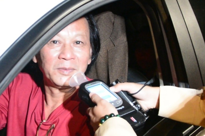 Nguoi dieu khien oto bi phat gan 40 trieu dong vi uong ruou hinh anh