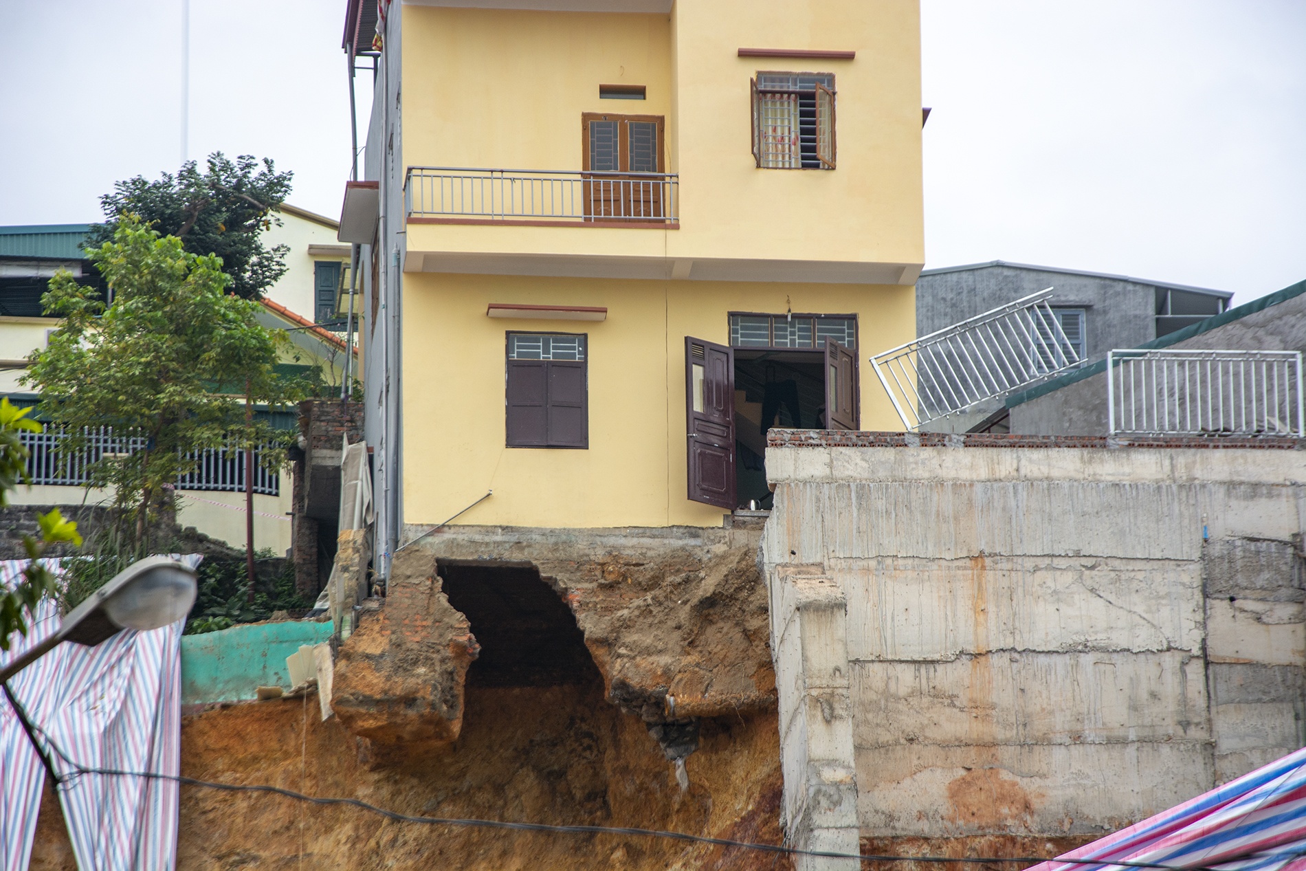 Ngoi nha 3 tang nam choi voi tren bo ke sap do hinh anh