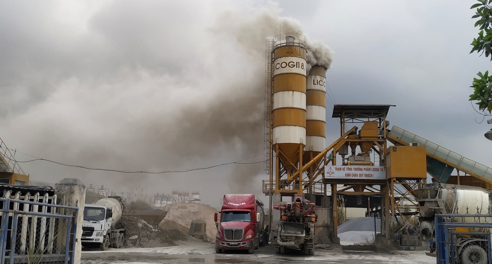 Tram tron be tong xa bui mu mit ra moi truong hinh anh