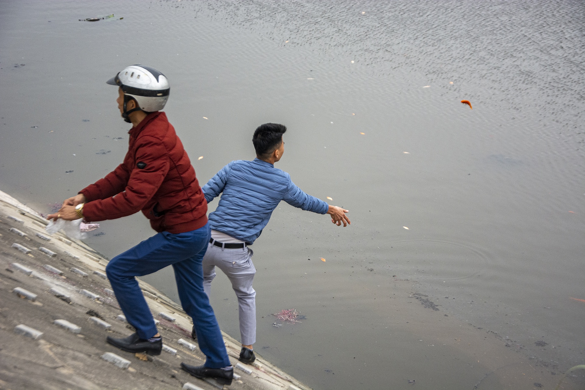 Ca chep tien ong Tao chet sau 5 phut xuong ho nuoc man hinh anh