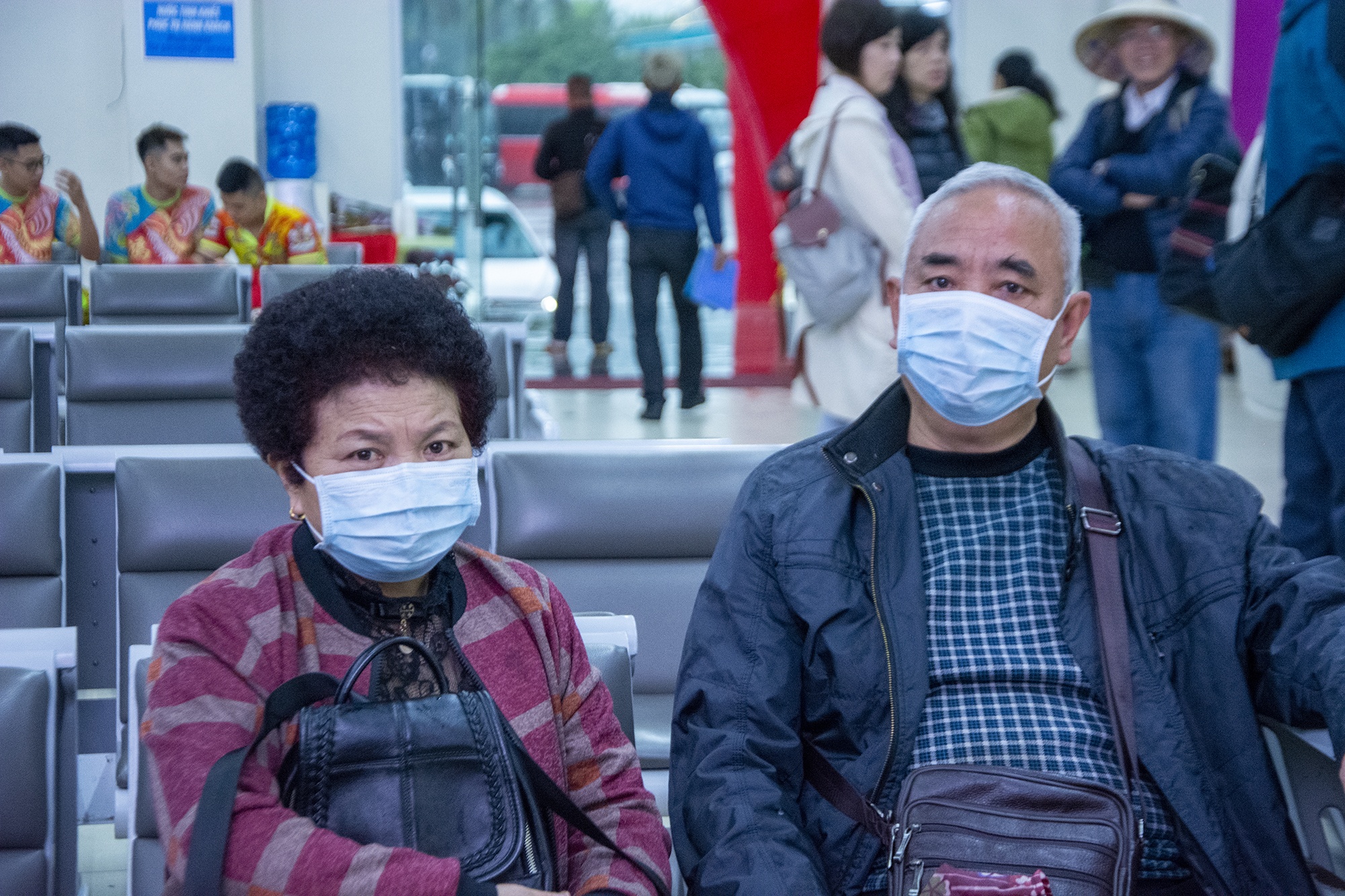 Du khach deo khau trang phong dich tham quan Vinh Ha Long anh 5