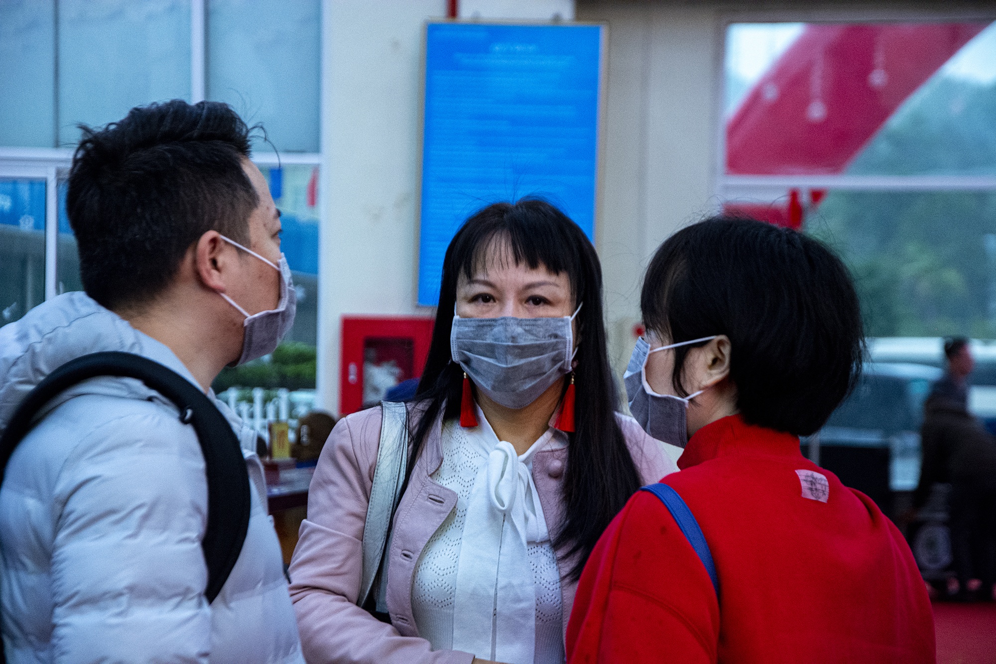 Du khach deo khau trang phong dich tham quan Vinh Ha Long anh 6