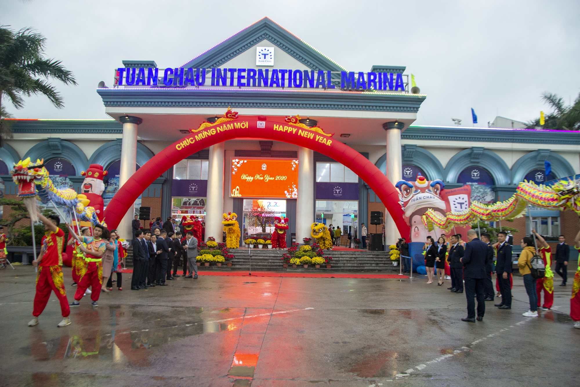 Du khach deo khau trang phong dich tham quan Vinh Ha Long anh 1