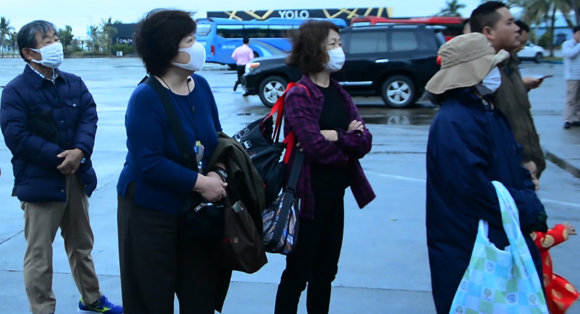 Du khach deo khau trang phong dich tham quan Vinh Ha Long anh 2