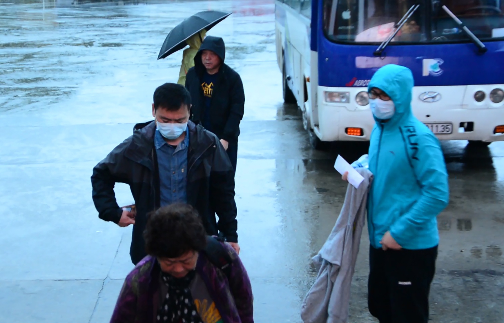 Du khach deo khau trang phong dich tham quan Vinh Ha Long anh 7