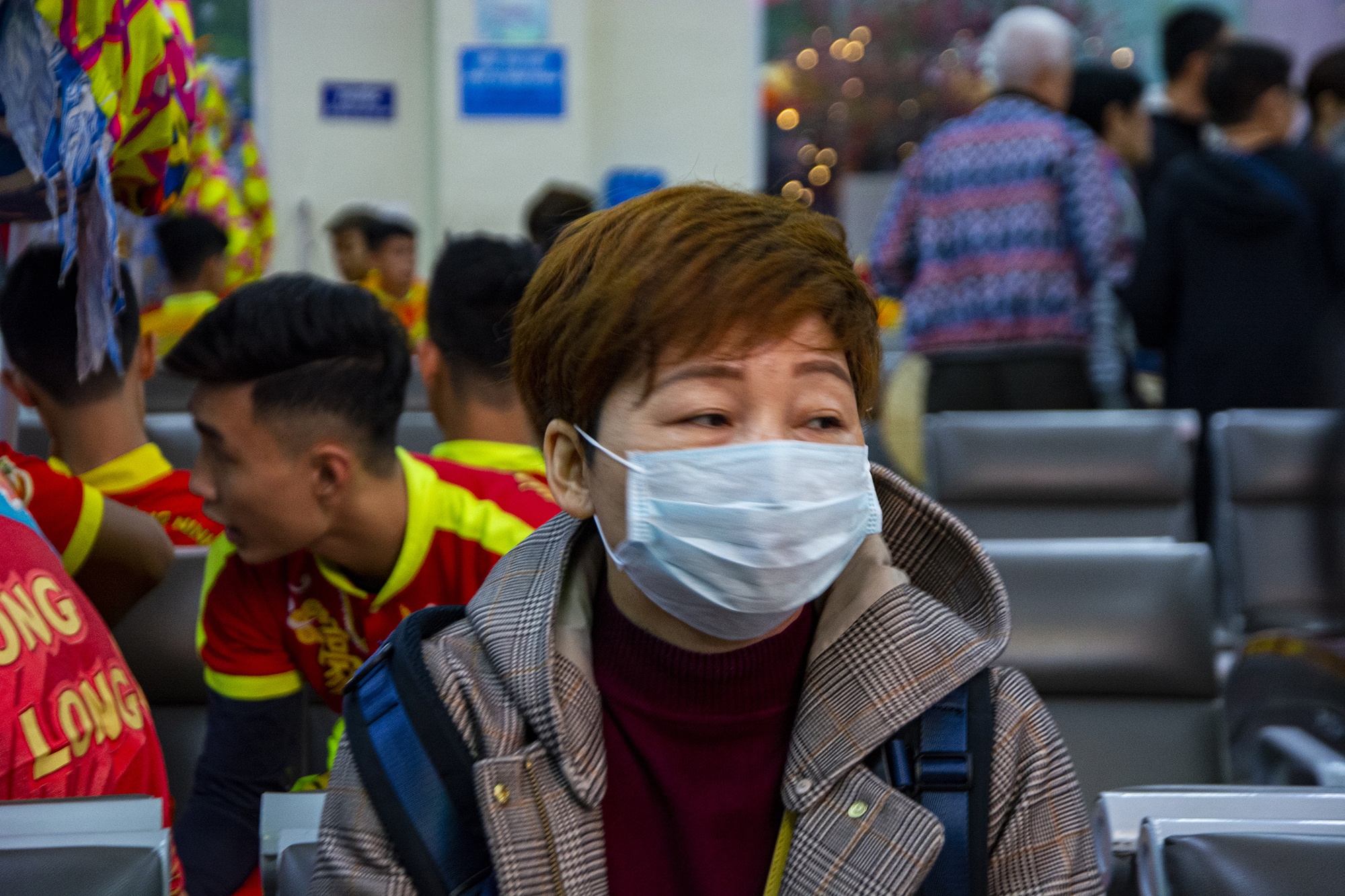 Du khach deo khau trang phong dich tham quan Vinh Ha Long anh 4