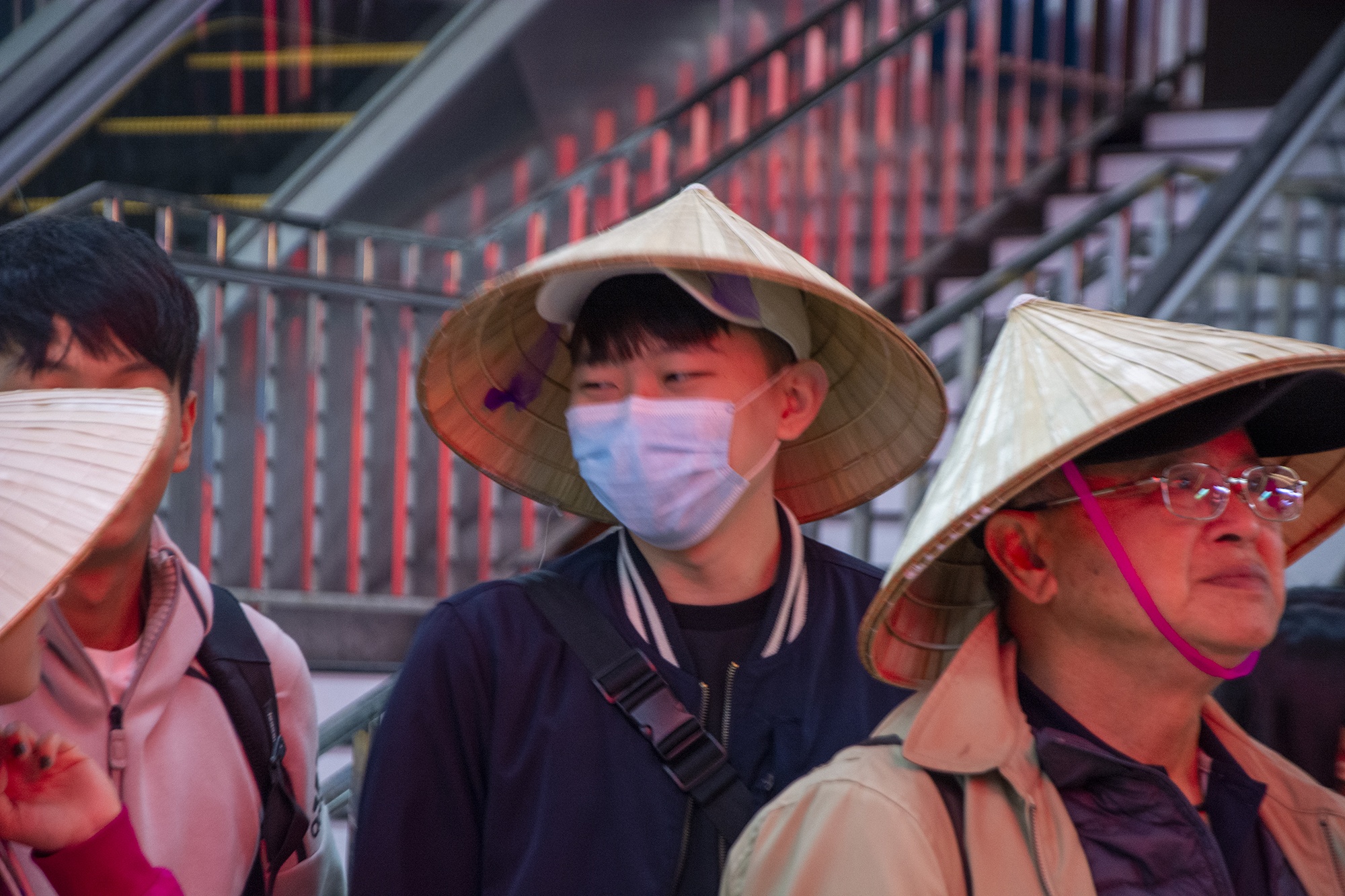 Du khach deo khau trang phong dich tham quan Vinh Ha Long anh 8