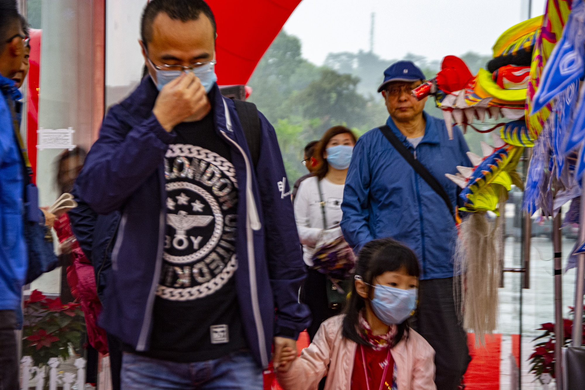 Du khach deo khau trang phong dich tham quan Vinh Ha Long anh 9