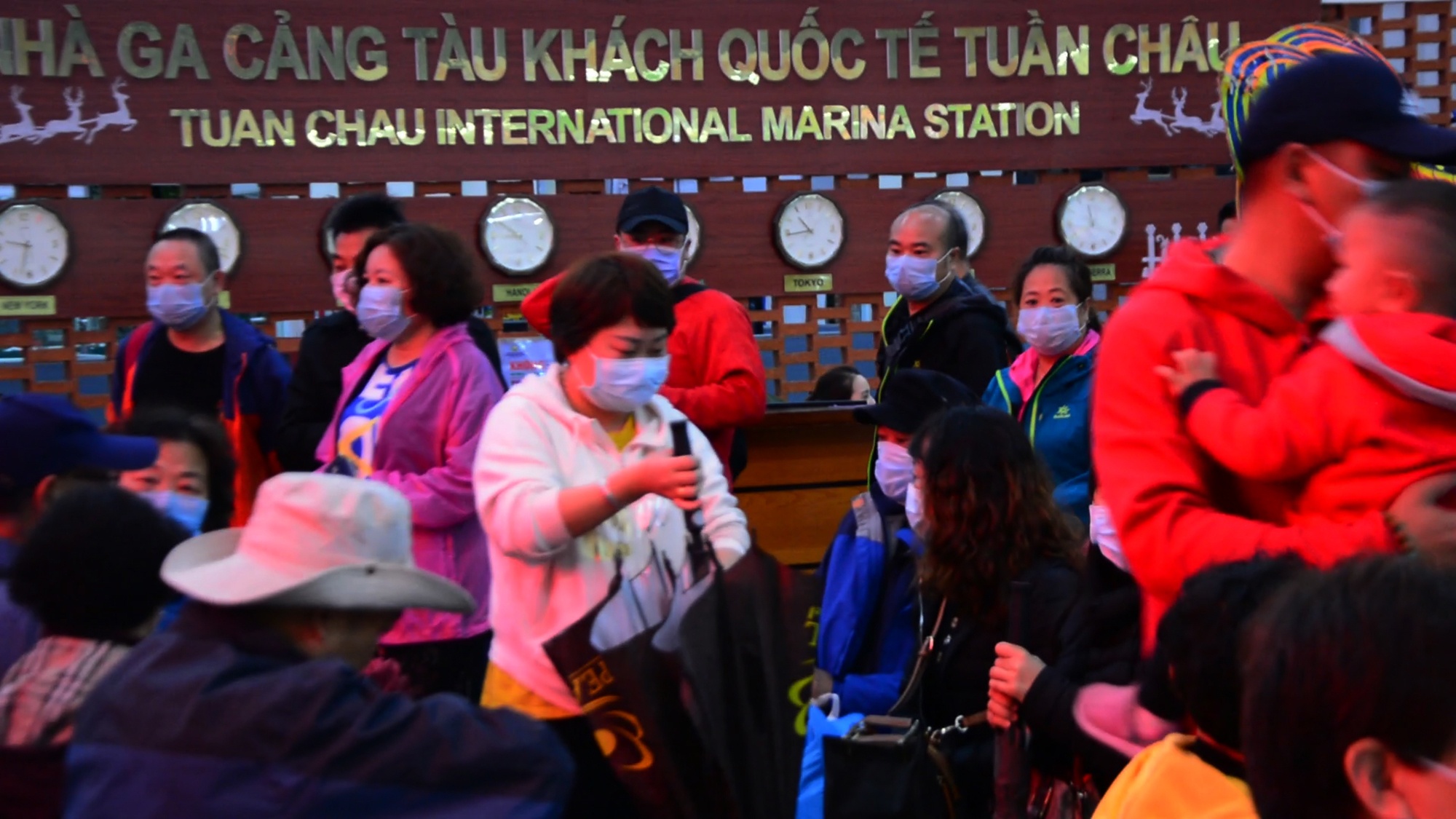 Du khach deo khau trang phong dich tham quan Vinh Ha Long anh 12