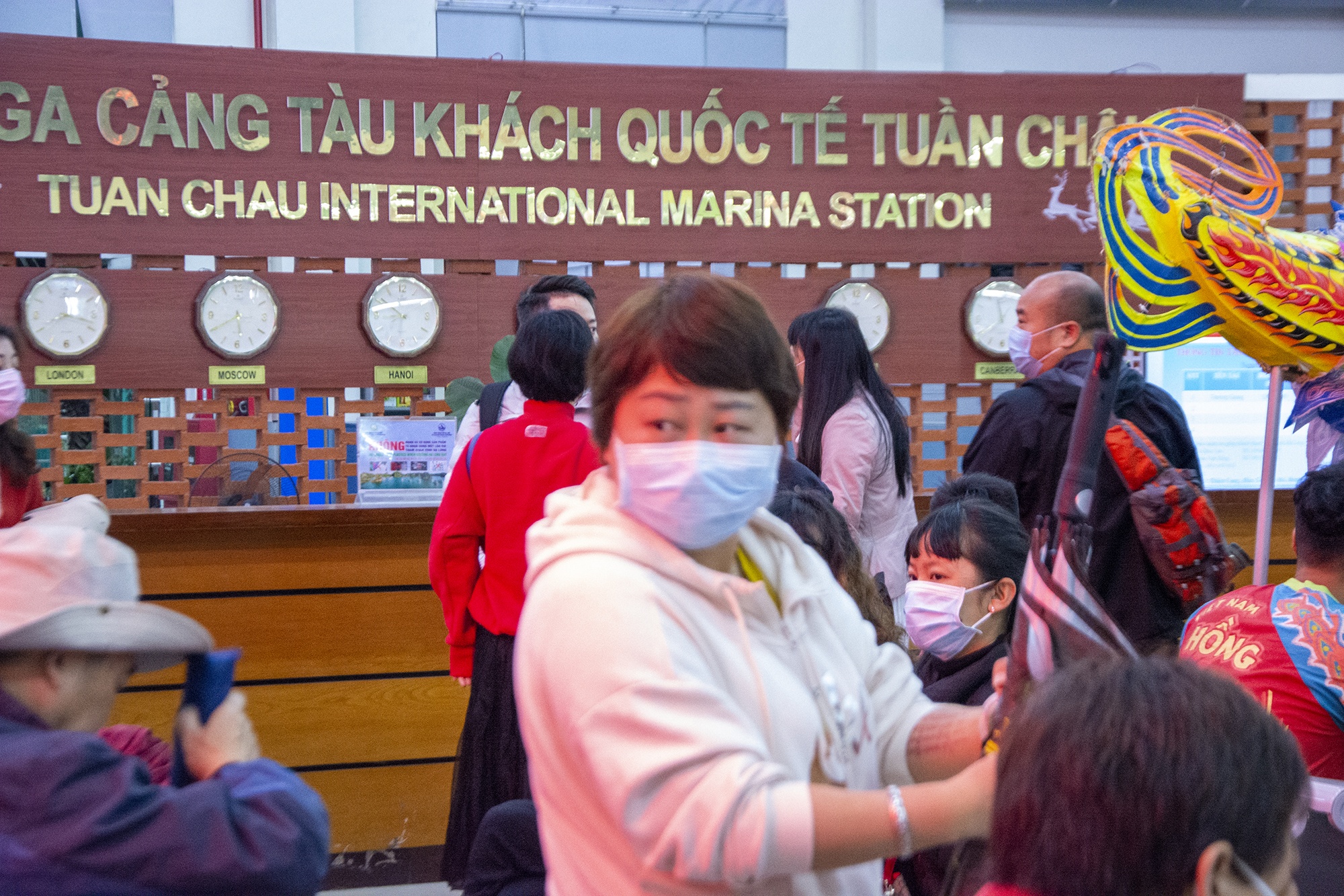 Du khach deo khau trang phong dich tham quan Vinh Ha Long anh 11