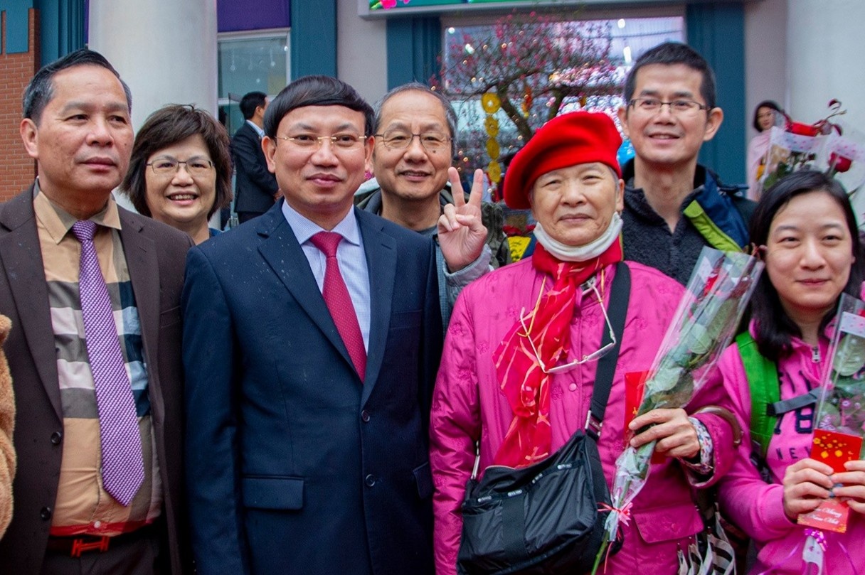 Bi thu Quang Ninh li xi du khach xong dat Ha Long hinh anh