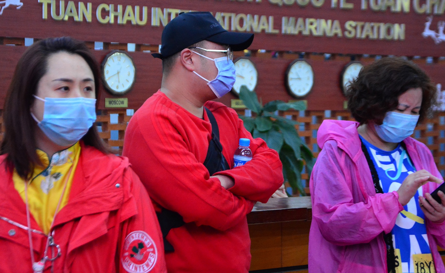 Du khach deo khau trang khi den tham quan vinh Ha Long hinh anh