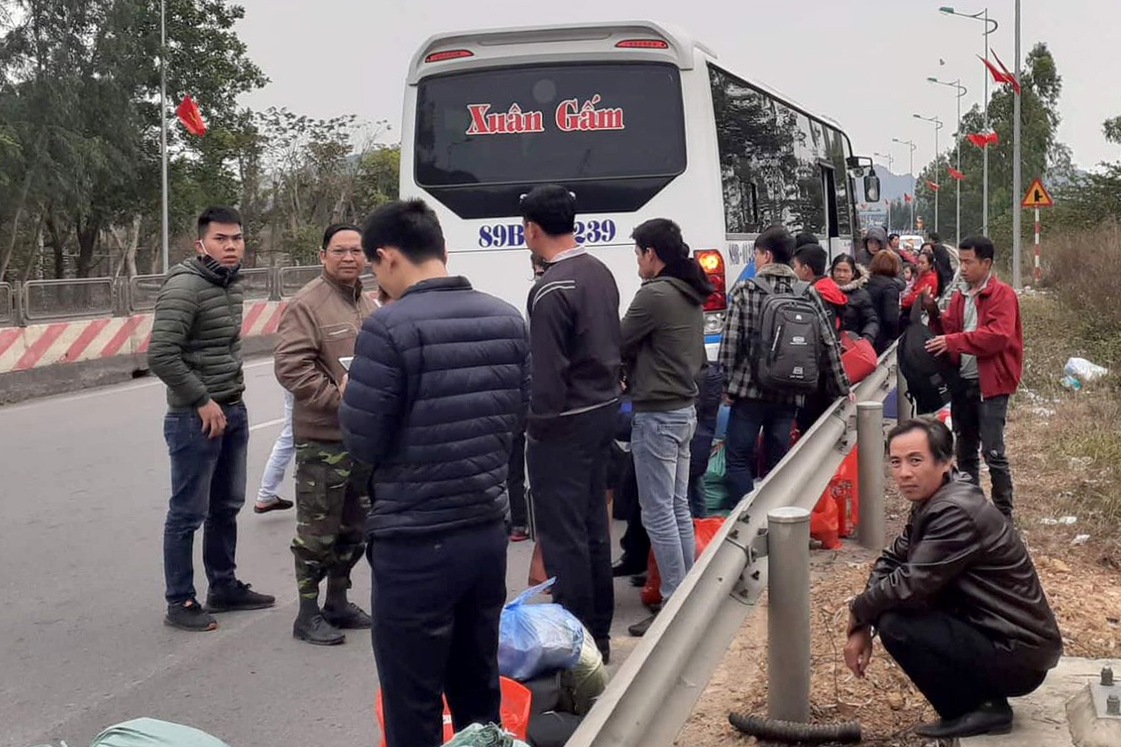 Xe oto 29 cho nhoi nhet 50 khach anh 1