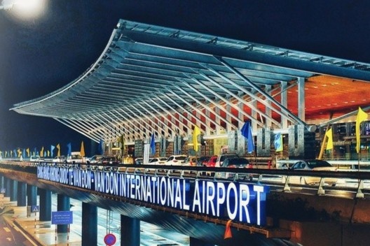 Tiep nhan du khach nguoi Viet tu Trung Quoc tai san bay Van Don hinh anh